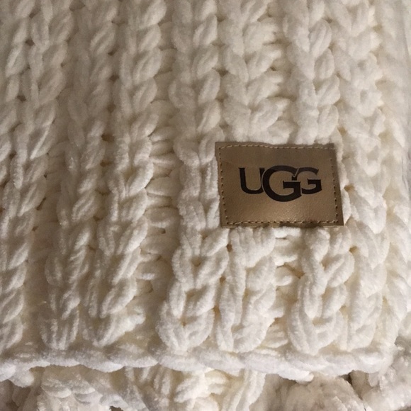 UGG brand new throw still in plastic wrap - Picture 8 of 12